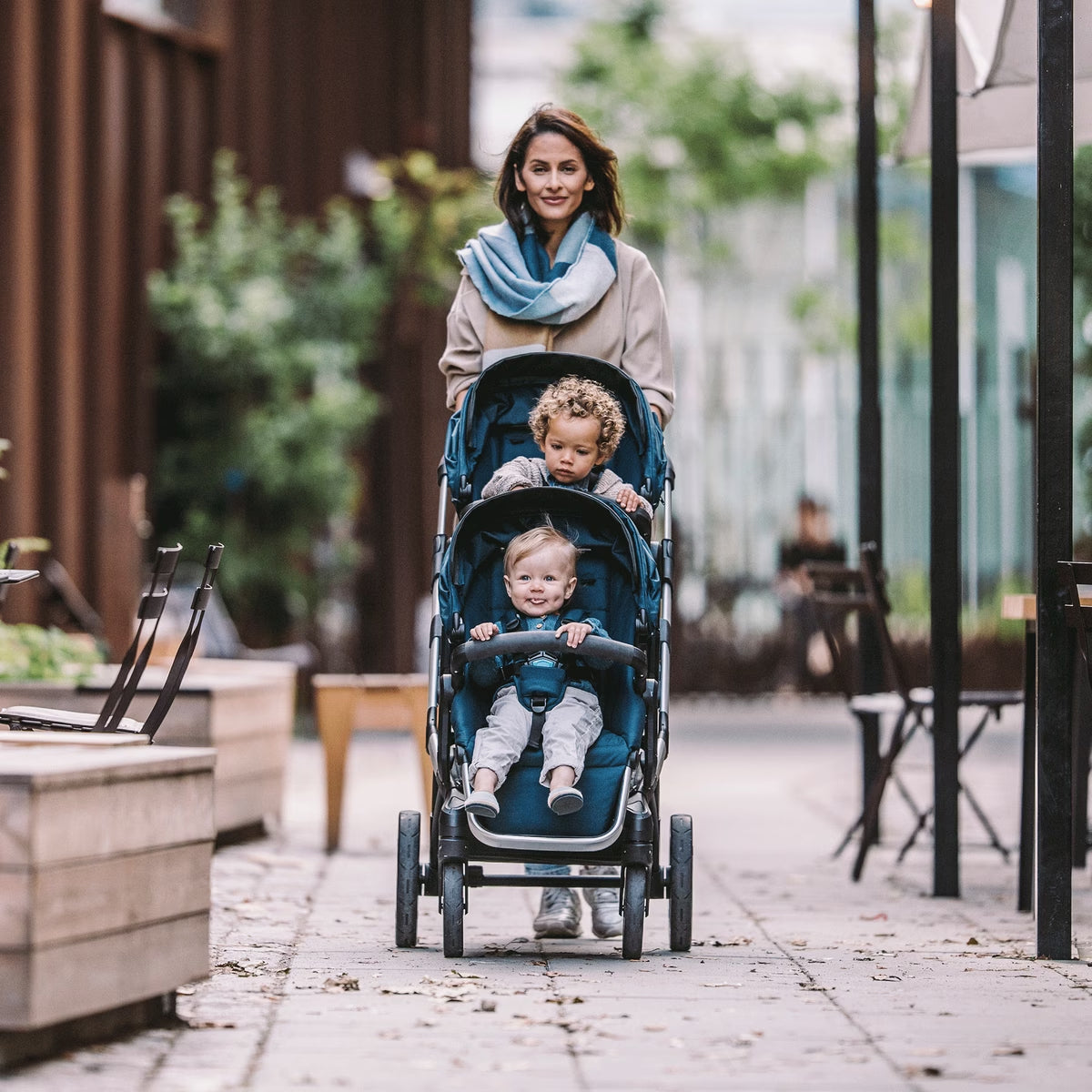 Carucior Thule SLEEK Cadru Negru si Copertina Neagra