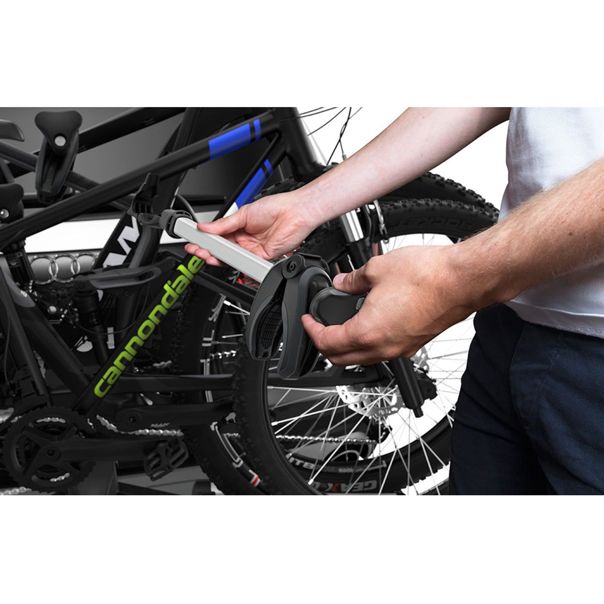 Suport  pentru 3 biciclete Thule VeloSpace 939 XT3 cu prindere pe carligul de remorcare (13pini) Argintiu/Negru