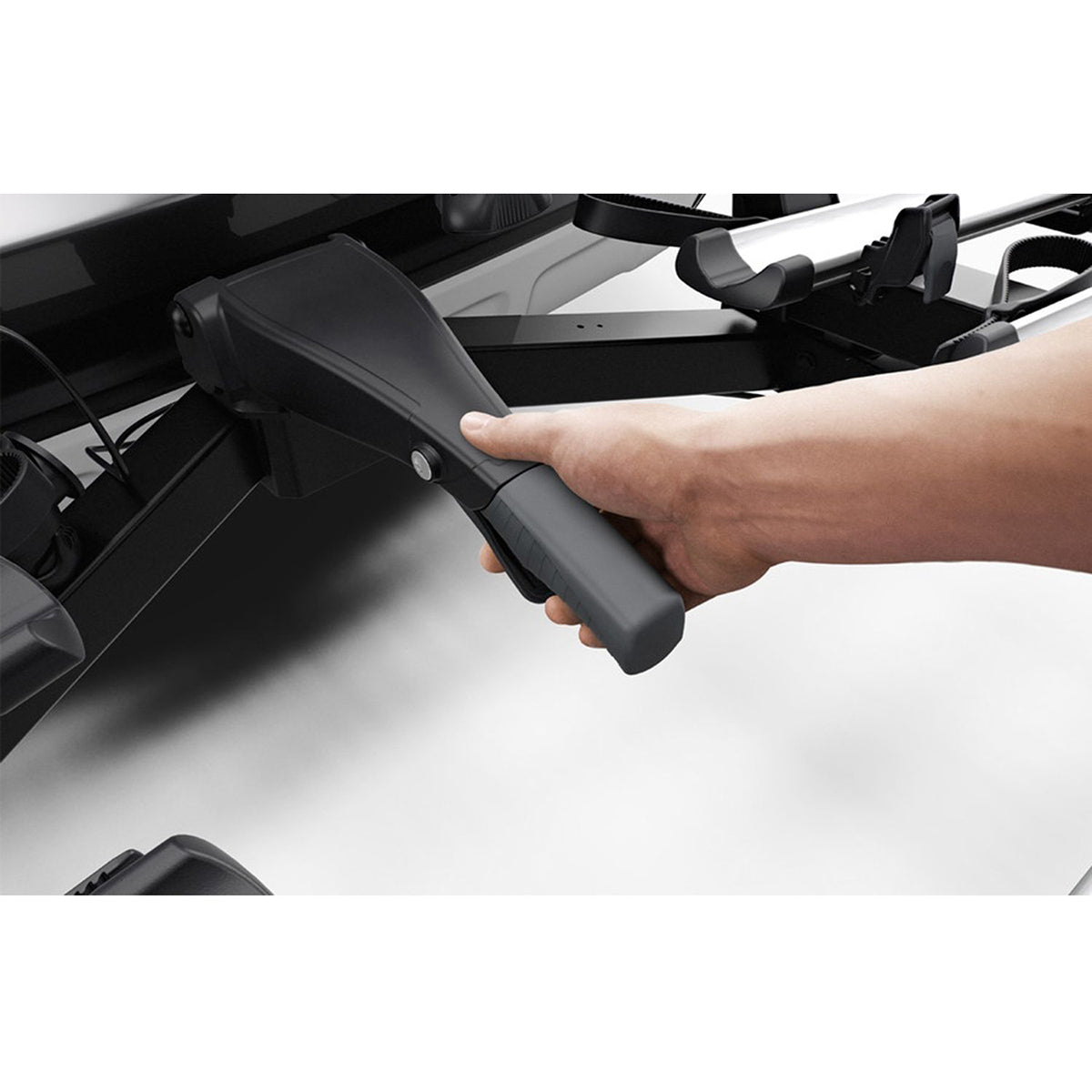 Suport  pentru 3 biciclete Thule VeloSpace 939 XT3 cu prindere pe carligul de remorcare (13pini) Argintiu/Negru